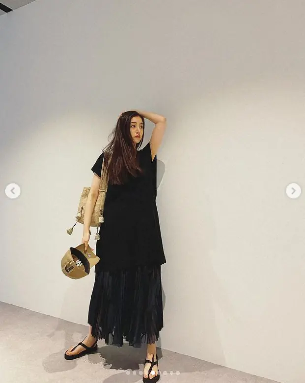 【画像・写真】新木優子　黒コーデの私服姿公開に「足透けてるの綺麗」「黒めっちゃ似合ってます」