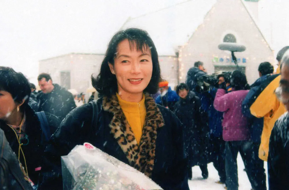 1997年、ゆうばり国際ファンタスティック映画祭に参加し、夕張駅前での歓迎セレモニーで笑顔を見せる島田陽子さん