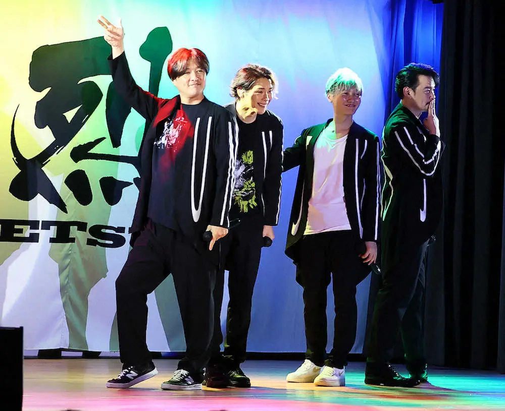 【画像・写真】現在は4人組の純烈。酒井（左端）は小田井の離脱後、新たに5人組体制も考えていたという（撮影・長嶋　久樹）