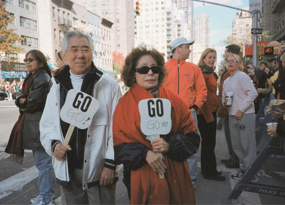 99年ニューヨークシティ・マラソン、わが子を応援する郷ひろみの父、原武英夫さんと母の照代さん