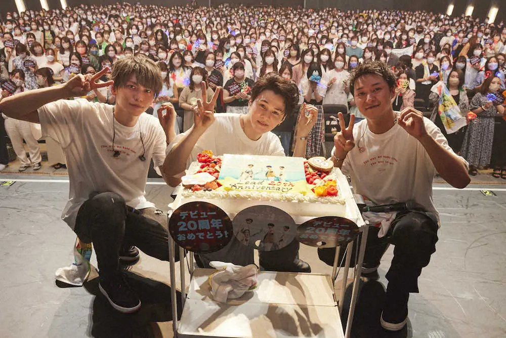 デビュー20周年記念ライブを行い、サプライズで祝福されたLeadの（左から）鍵本輝、古屋敬多、谷内伸也