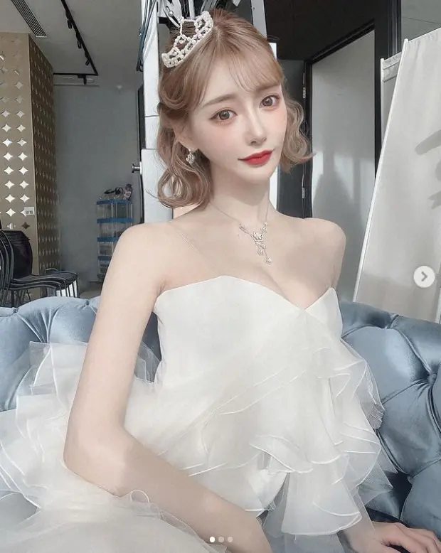 【画像・写真】明日花キララ　ティアラ＆純白ミニドレス姿披露に「綺麗な美脚」「プリンセスだし女神すぎ」