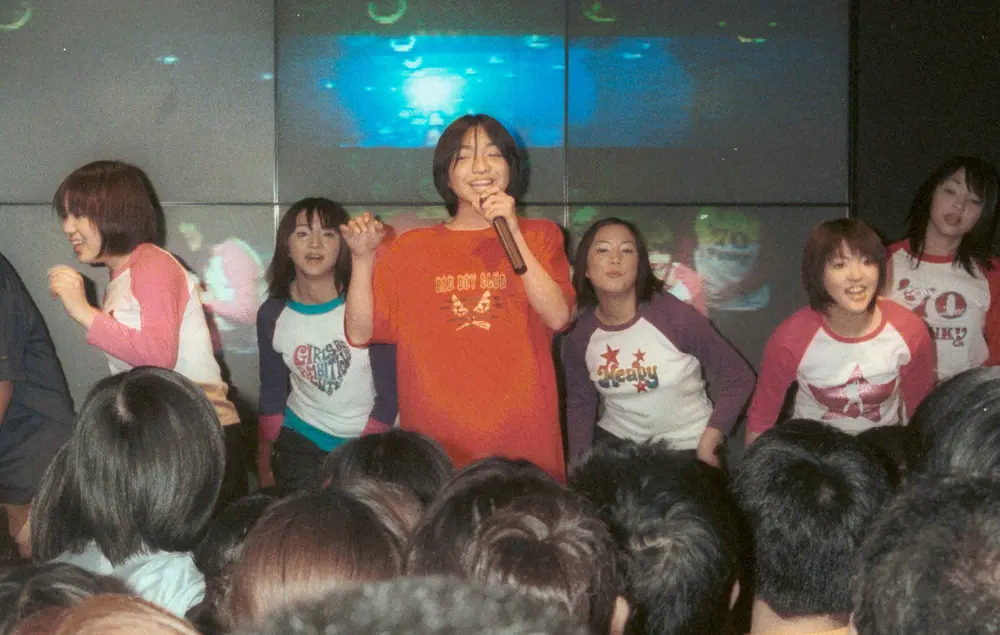 沖縄アクターズスクール出身の男女7人組ユニット「Folder」（2000年撮影）