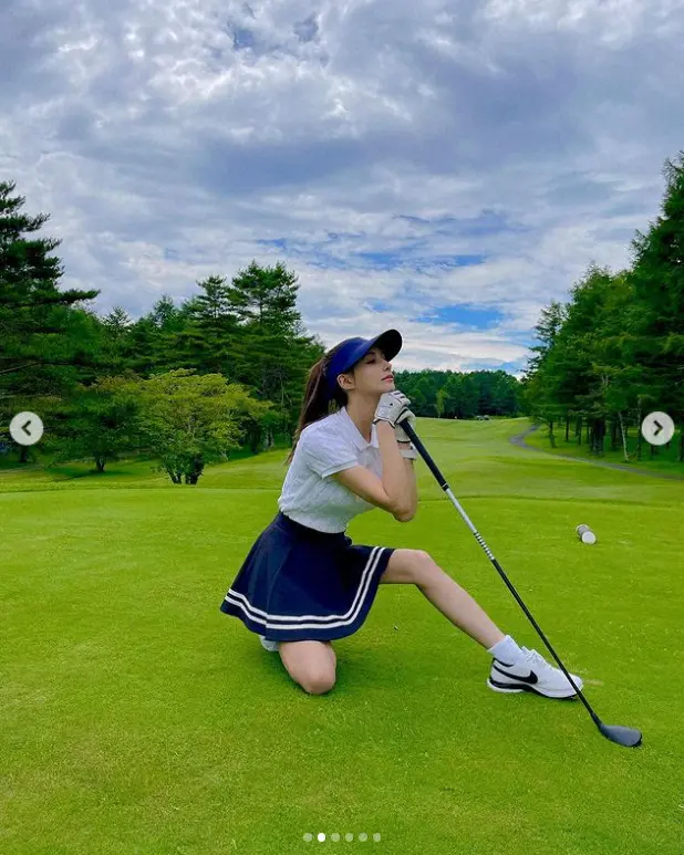 【画像・写真】ダレノガレ明美　ミニスカ“ふわり”ベストスコア報告にファン「見てるだけで元気に」「すごっ！」