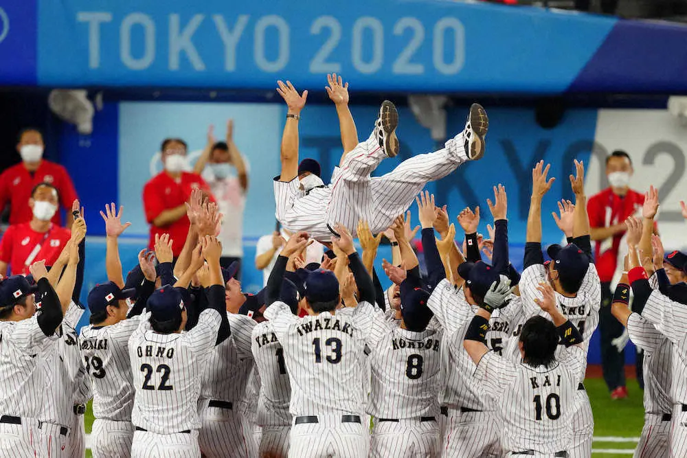 東京五輪の野球で金メダルを獲得し胴上げされる稲葉監督
