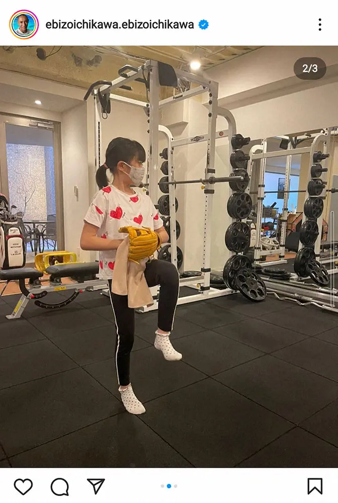 【画像・写真】市川海老蔵　長女・市川ぼたんの始球式の練習姿披露に「フォームが決まってます」「本格的」の声