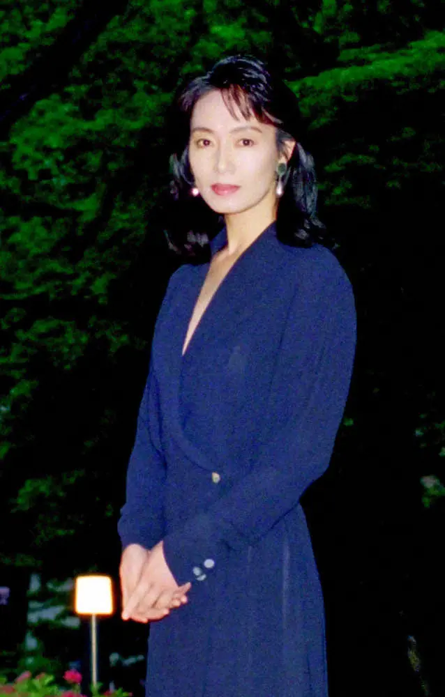 94年、インタビューでポーズをとる島田陽子さん