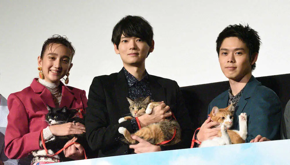 「劇場版　ねこ物件」の公開記念舞台あいさつに登場した（左から）長井短、古川雄輝、細田佳央太
