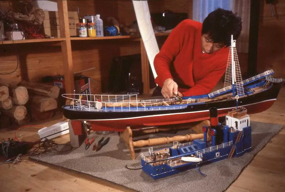 船の模型を組み立てる矢沢