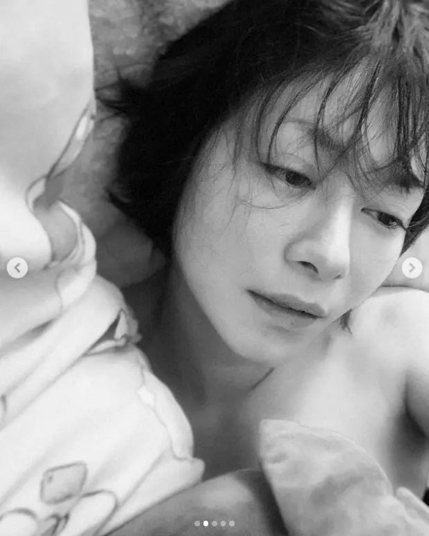 【画像・写真】真木よう子　肩も露わな“寝起きショット”公開に「めっちゃ色っぽい」「妖艶」「めっちゃ綺麗過ぎ」