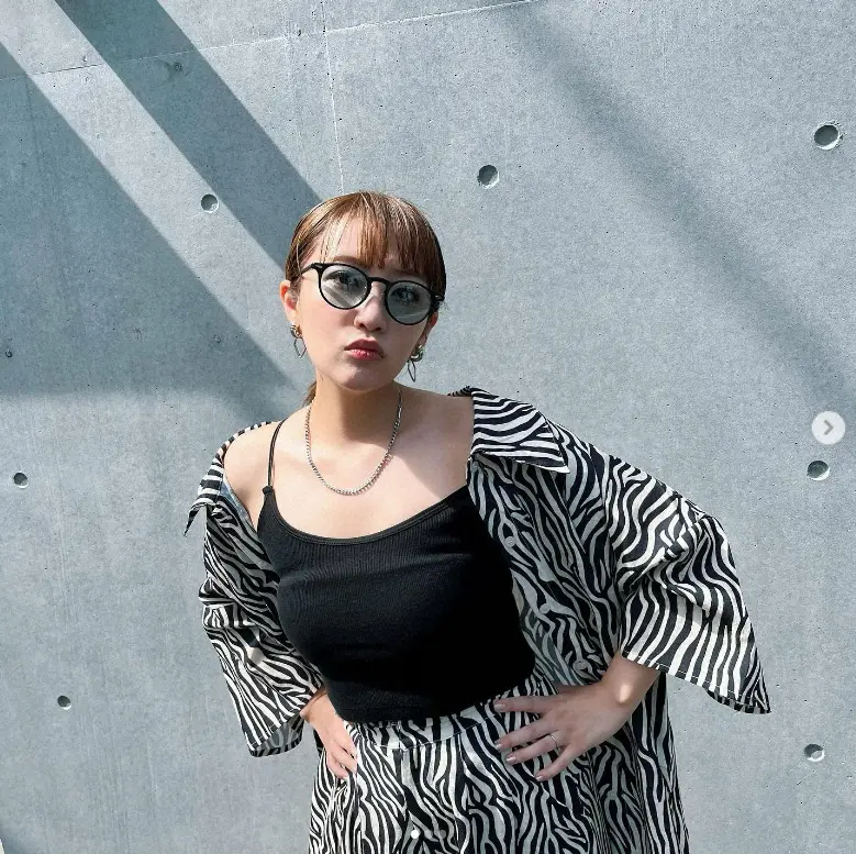 【画像・写真】高橋みなみ　黒キャミ＆ゼブラ柄シャツ・パンツ姿披露に「カッチョいいーー」「元レディースですか」
