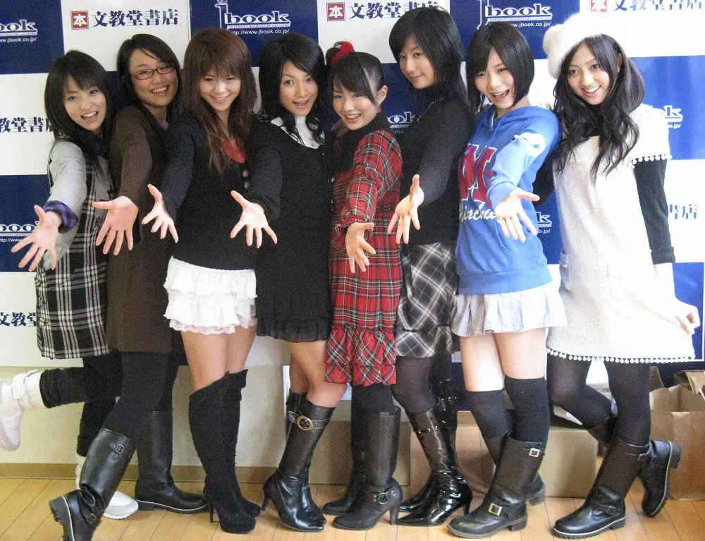 2008年、「アイドリング！！！」時代の朝日奈央（右から2人目）。右端は菊地亜美