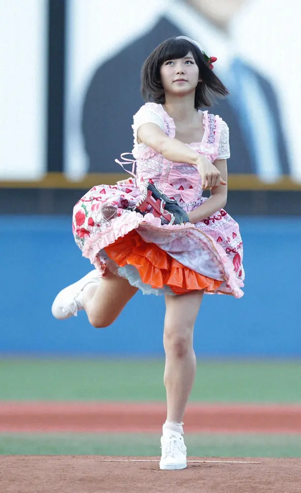 イチゴ柄のスカートひらり！2012年、苺牛乳をイメージしたドレスを着て始球式に登場した「アイドリング！！！」時代の朝日奈央