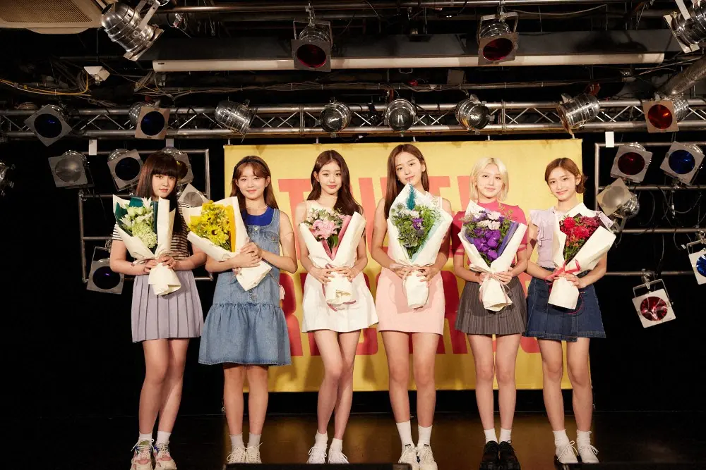 タワーレコード渋谷店で花束を抱えるIVE。（左から）リズ、レイ、ウォニョン、ユジン、ガウル、イソ（C）アミューズ