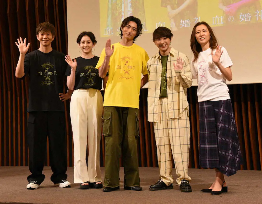 舞台「血の婚礼」の取材会に登場した（左から）杉原邦生（演出）、早見あかり、木村達成、須賀健太、安蘭けい