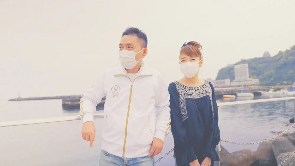 海の前で寄り添う爆笑問題・太田光（左）と妻の太田光代氏（C）NHK