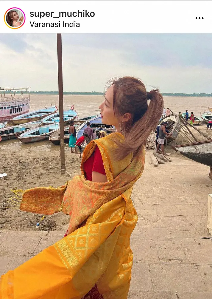 【画像・写真】てんちむ　インドで「ナマステ」サリーまとった妖艶ショットにファン感嘆「美しい」「色気増してる」