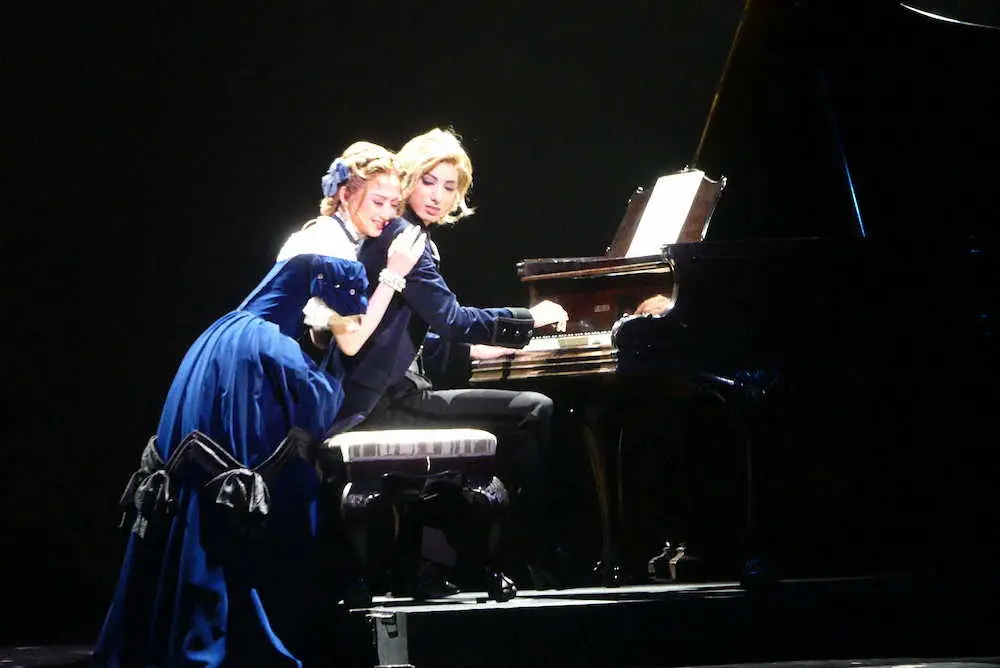 【画像・写真】リストを演じる柚香光とマリー役の星風まどか（左）