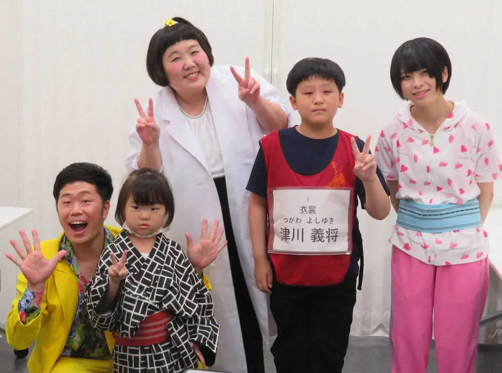 吉本新喜劇への一般参加者の奮闘に驚く吉田裕（左端）、酒井藍（左から3人目）　　　　　　　　　　　　　　　　　　　　　　　　　　　　　　　