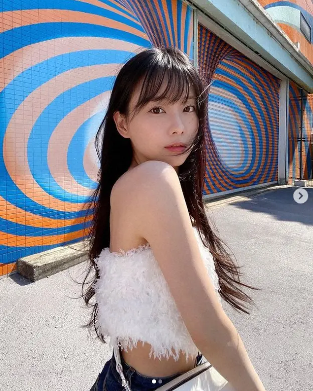 【画像・写真】重盛さと美　“美クビレ”ちらり！チューブトップ姿公開に「天使」「白鳥みたい！」「スタイル抜群」