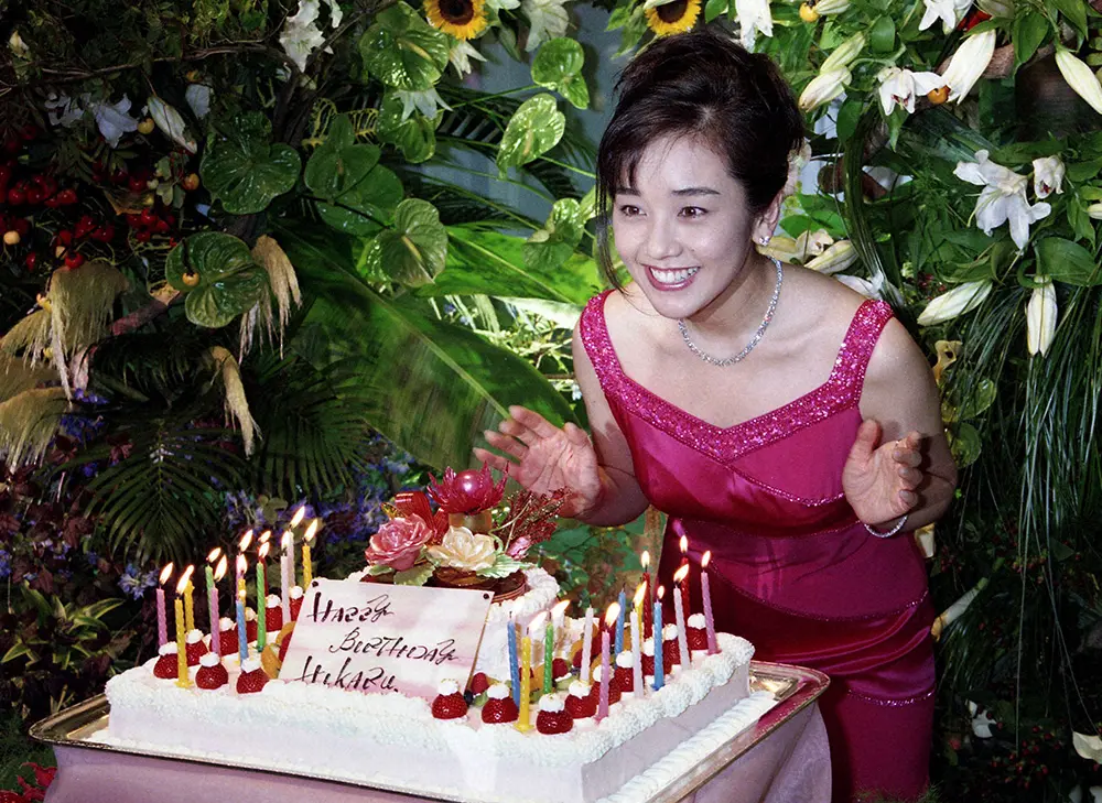 1998年8月、26歳の誕生日パーティーでピンク色のドレス＆8000万円相当の宝石を身にまとい、バースデーケーキを前に笑顔の西田ひかる