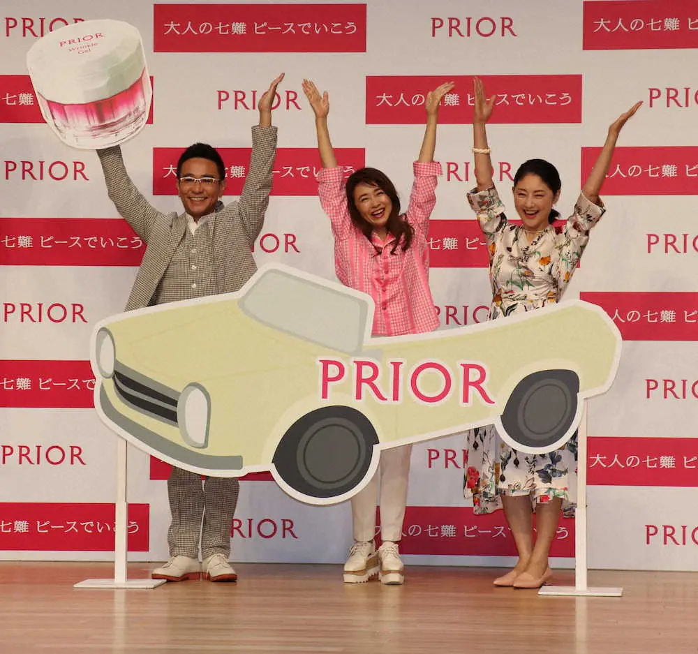化粧品ブランド「PRIOR」のお披露目会に出席する（左から）八嶋智人、風吹ジュン、常盤貴子