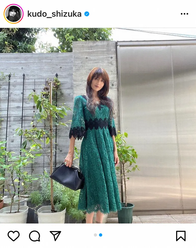 【画像・写真】工藤静香　緑＆黒のエレガントなレースワンピ姿を披露　足元のタトゥーもチラリ「素敵すぎます」「似合う」