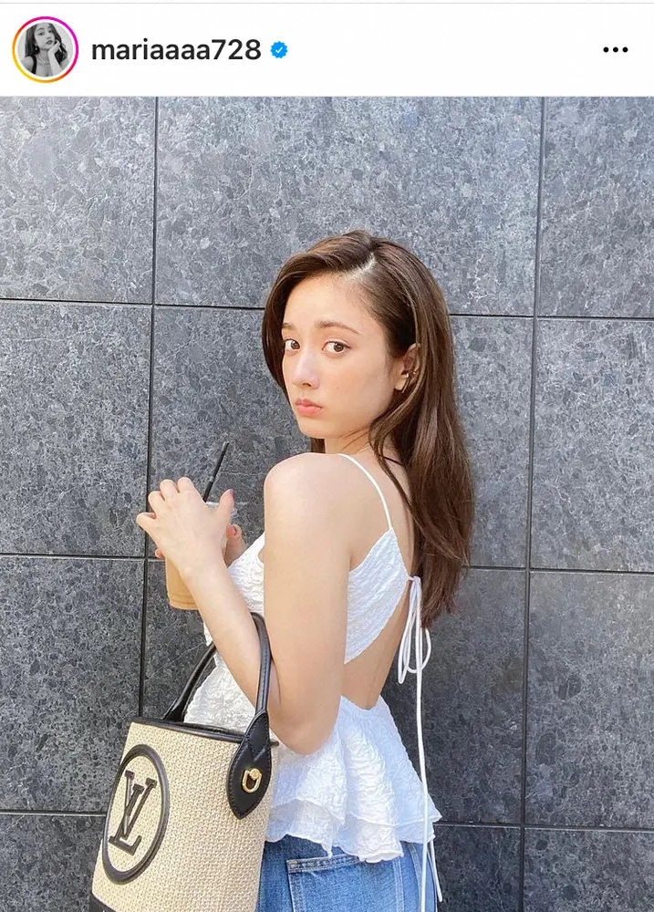 【画像・写真】谷まりあ　白キャミ＆デニムの私服ショットで美背中を大胆披露「お美しい」「後ろ姿も色っぽい」の声