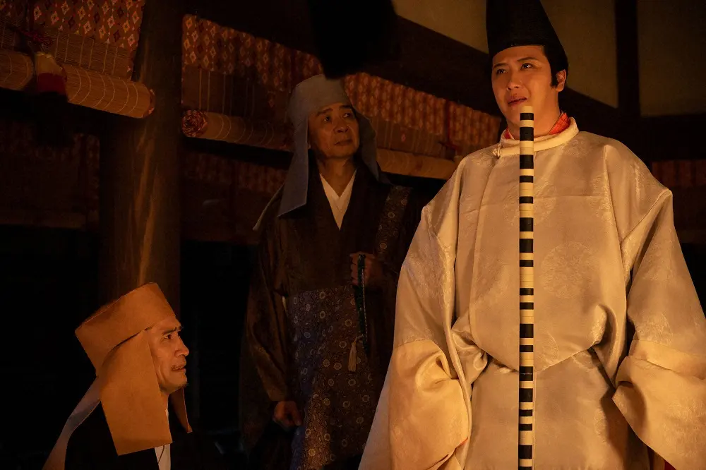 【画像・写真】大河ドラマ「鎌倉殿の13人」第32話。京・院御所。双六の駒でタワーを作る遊びに興じる後鳥羽上皇（尾上松也・右）のもとに、鎌倉からの一報を伝える中原親能（川島潤哉・左）と慈円（山寺宏一）（C）NHK