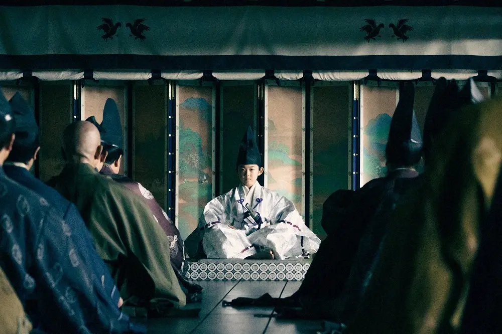 【画像・写真】大河ドラマ「鎌倉殿の13人」第32話。鎌倉御所・寝殿。3代鎌倉殿・源実朝（峯岸煌桜・奥中央）が誕生（C）NHK