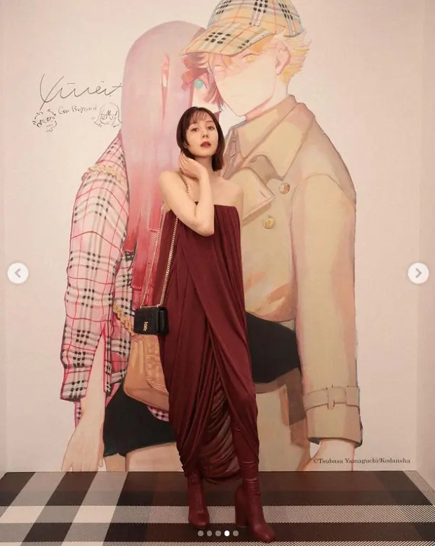 【画像・写真】トリンドル玲奈　ワインカラーの肩出しワンピ姿披露に「スタイル良すぎ」「セクシーなトリちゃん」