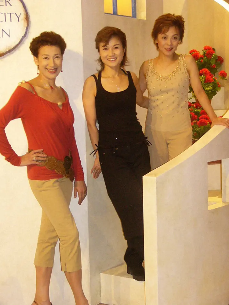 2006年、劇団四季のミュージカル「マンマ・ミーア！」の千秋楽へ向けて意気込む（左から）前田美波里、久野綾希子さん、青山弥生
