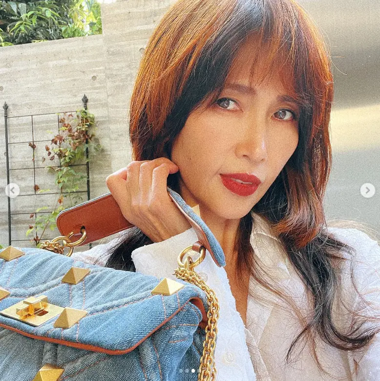 【画像・写真】工藤静香　デニムコーデ披露に「脚ながーーい」「赤がアクセントになってて…お洒落」「素敵過ぎ」