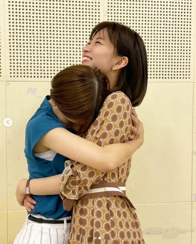 【画像・写真】岡崎紗絵　芳根京子とのハグショット公開に「可愛すぎる二人」「本当仲良し「いいなぁ！」「美人姉妹」