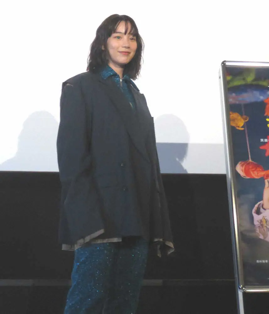 大阪市内で行われた主演映画「さかなのこ」の試写会で舞台あいさつを行ったのん