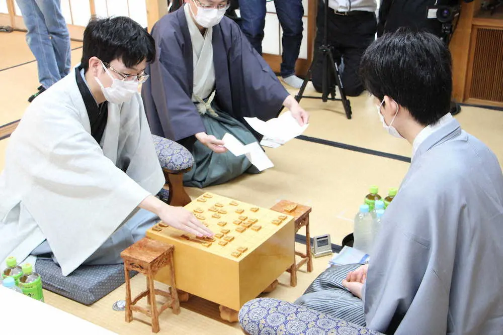 【画像・写真】【王位戦第4局2日目】藤井王位、豊島九段の「歩頭銀」に66分長考　封じ手は銀のタダ捨ての勝負手