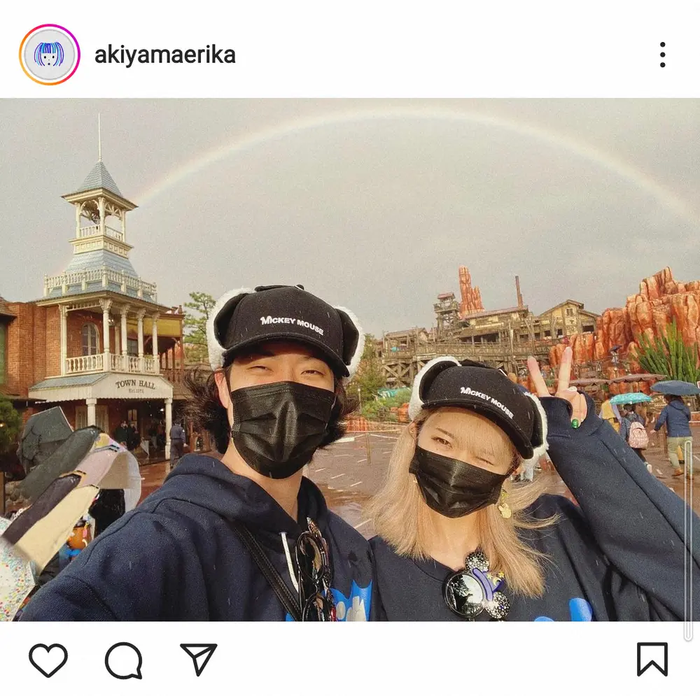 【画像・写真】秋山衣梨佳　夫・「霜降り明星」粗品と虹をバックにペアルック披露　「最高に可愛い」「癒されました」の声