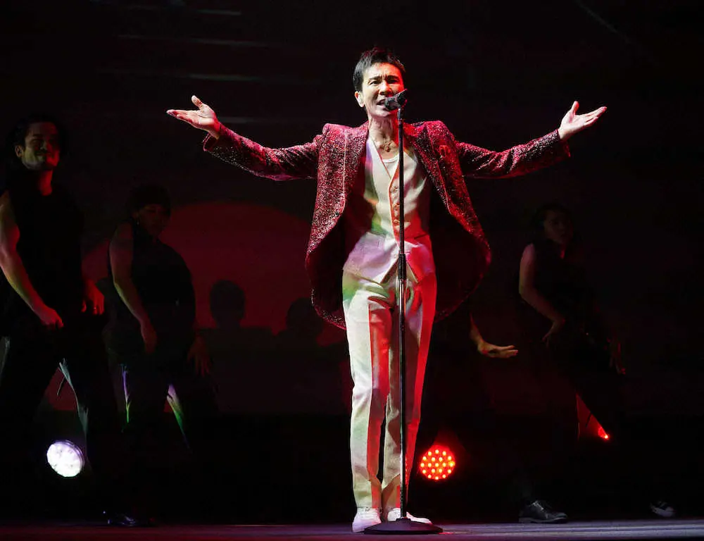 【画像・写真】郷ひろみ　デビュー50周年式典で感激の涙　ファンに誓った「みなさんのためだけに歌っていく」