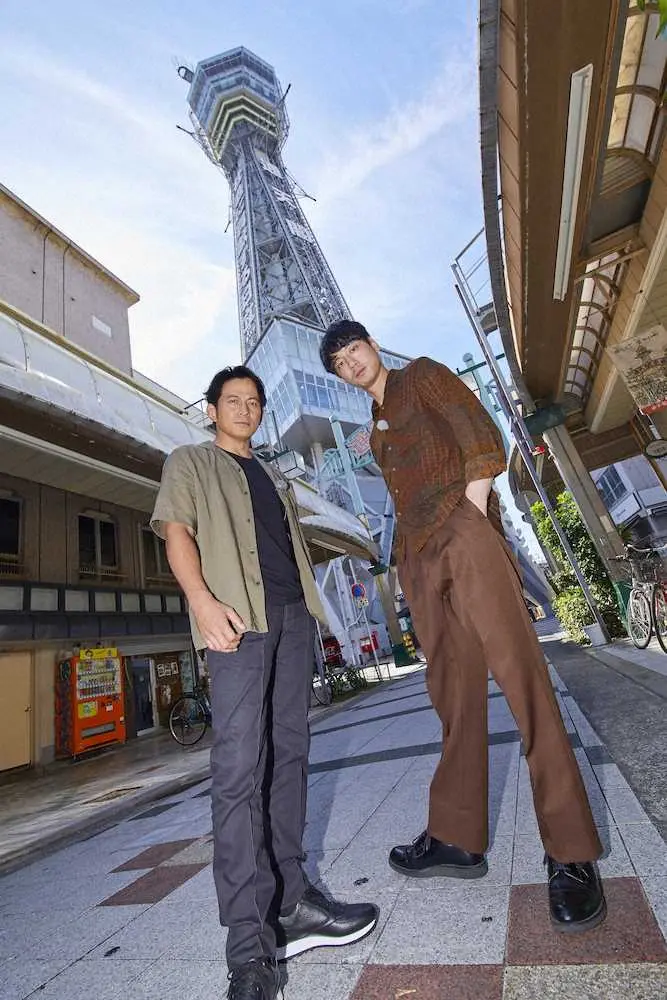 【画像・写真】えっ来てたの!?岡田准一＆坂口健太郎　大阪潜入、高～い場所から映画PR「見に来てや～」