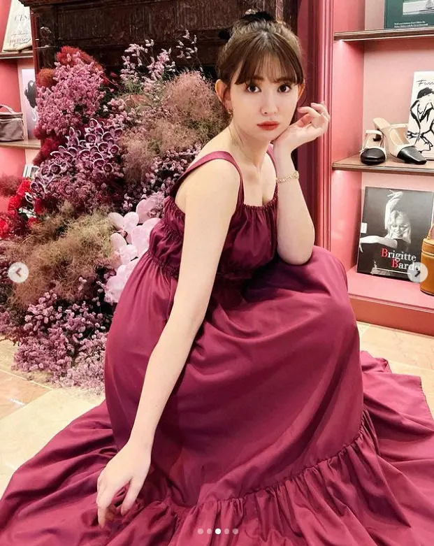 【画像・写真】小嶋陽菜　ワインレッドのドレス姿披露に「お肌が白くてかわいい、、！！」「女神」「細いっすねー」