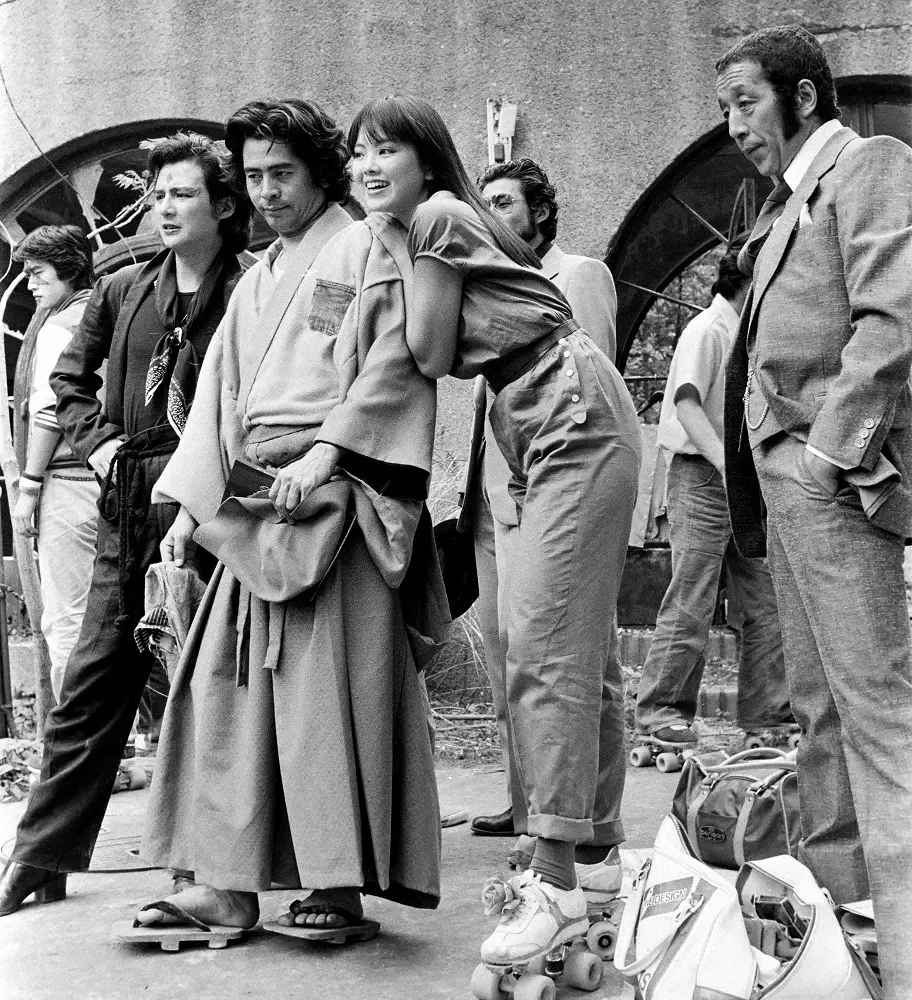 1979年、角川映画「金田一耕助の冒険」渋谷でクランクインで熊谷美由紀（松田美由紀、右から２人目）、田中邦衛さん（右端）らと古谷一行さん（右から３人目）
