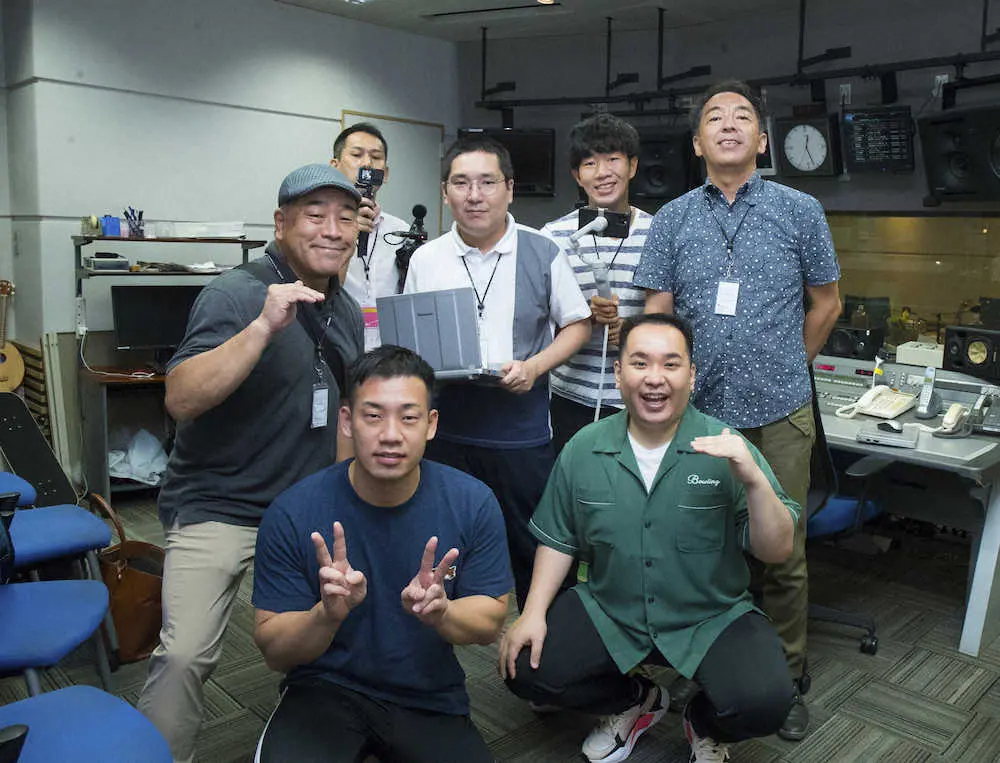 【画像・写真】スポニチ取材陣（後列）の突撃取材に快く応じたミルクボーイの2人（撮影・岸　良祐）