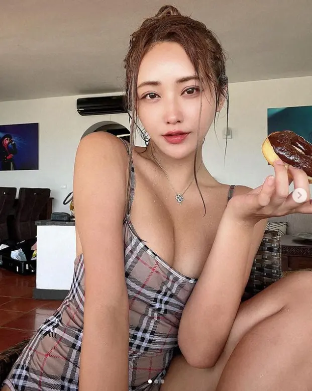 【画像・写真】てんちむ　ドーナツ“ペロリ”ショット公開に「かわいすぎる」「圧倒的な美女」「スタイル良い」