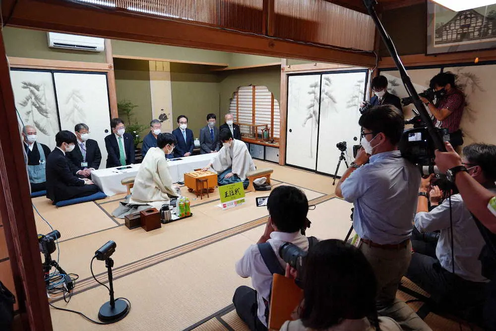 【画像・写真】藤井王位、60手目の封じ手に1時間13分投入　王位戦第5局第1日