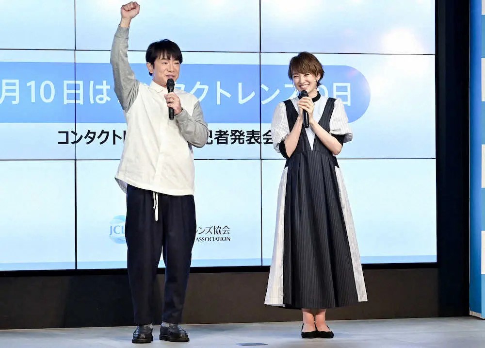 【画像・写真】濱口優＆南明奈、第1子が早くも“獲ったど～ポーズ”　沐浴姿が「無人島の海から上がった僕にそっくり」