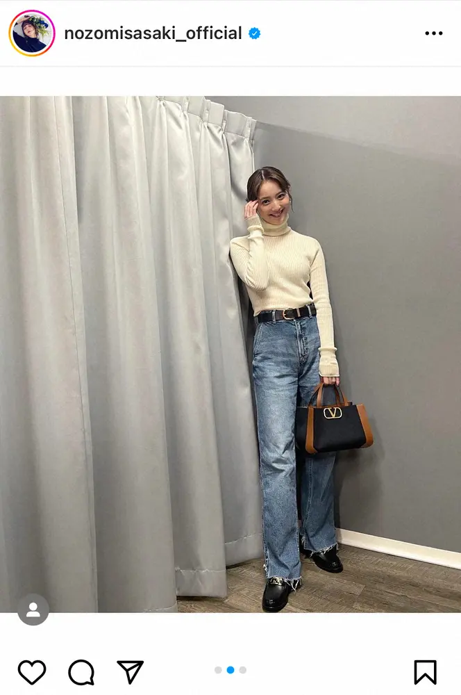 【画像・写真】佐々木希　秋先取り！ニット×デニムのシンプルコーデに「スタイル抜群」「思わず目を奪われる」の声