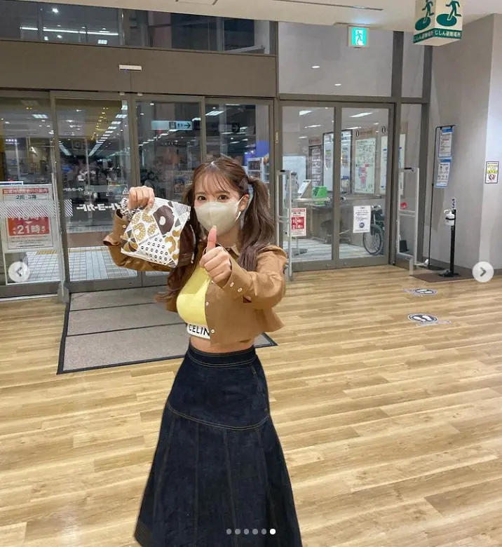 【画像・写真】三上悠亜　ブラトップ＆デニムスカート姿披露に「最高かよ！！」「可愛いッッ」「キマってます」