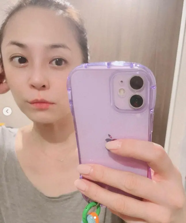 【画像・写真】佐藤仁美　加工＆無加工の自撮りショット公開に「どっちもかわいい」「肌の明るさが変わるだけやん」