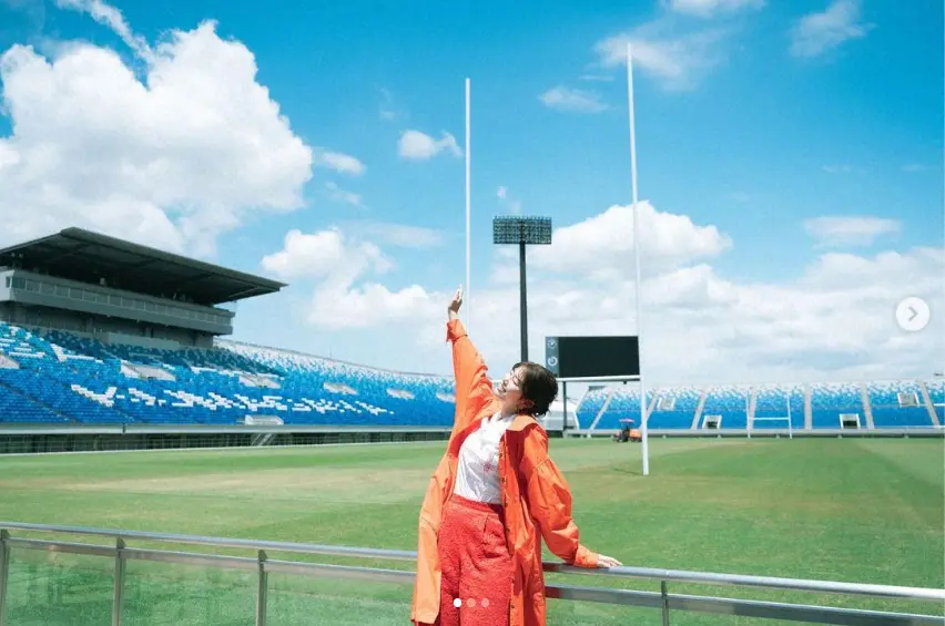 【画像・写真】稲村亜美　ラグビータウンで“オレンジコーデ”披露に「亜美ちゃんスマイルかわいい」「爽やかで素敵」