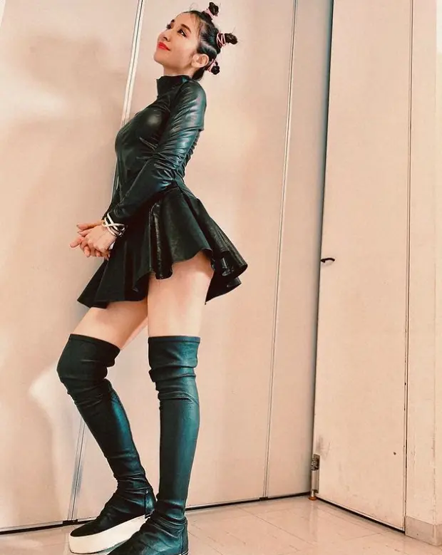 【画像・写真】鈴木紗理奈　ヤンキー座りで“円安”メンチ切りショット公開に「姐さんやったれ」「いよ！！男前」